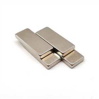 Bloquer l'aimant AlNiCo